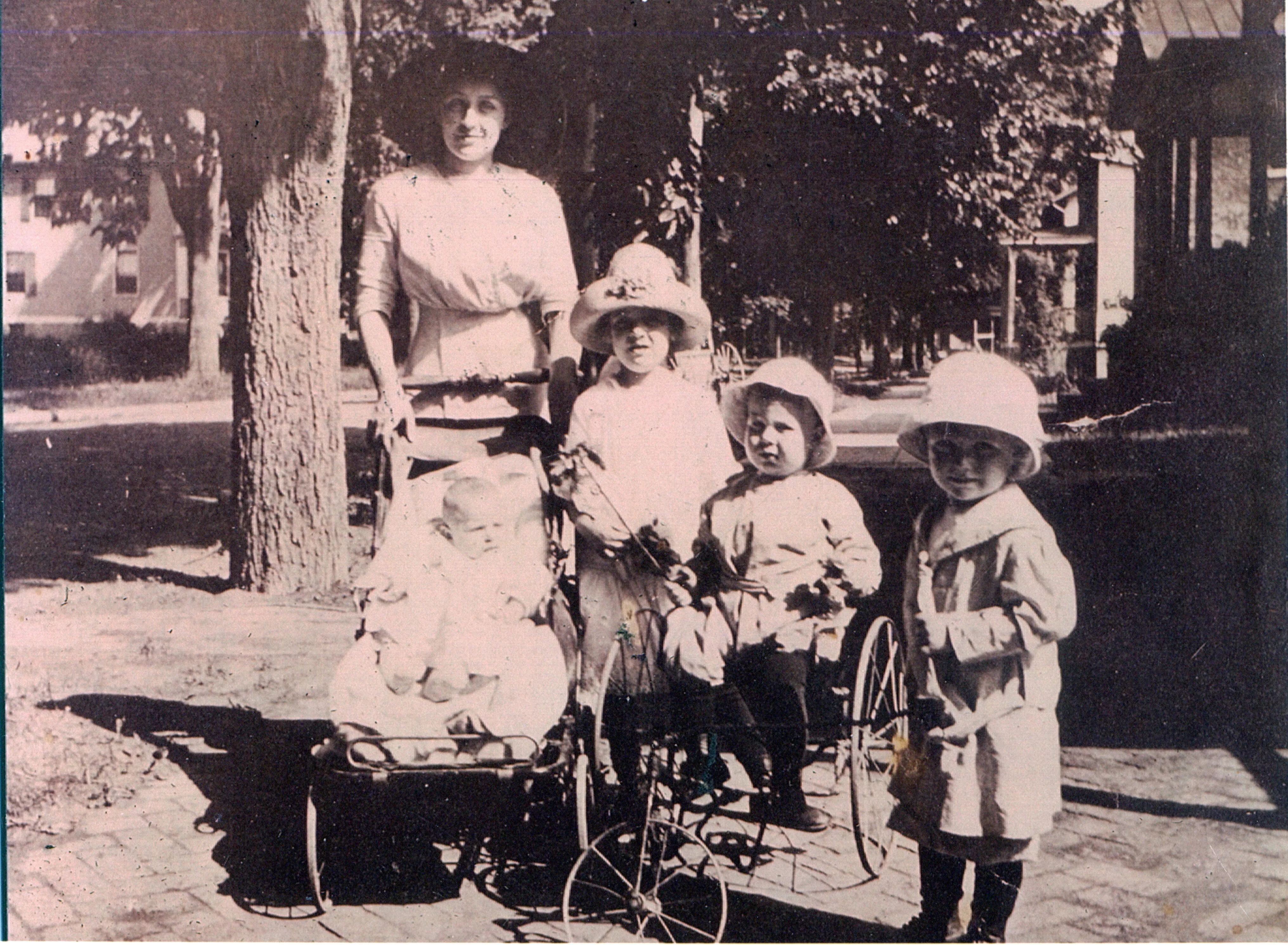 Margaret Zelma Wildermuth Clarke with her own children and her sister Mae Clara's children — Front Street, Marietta, c. 1913