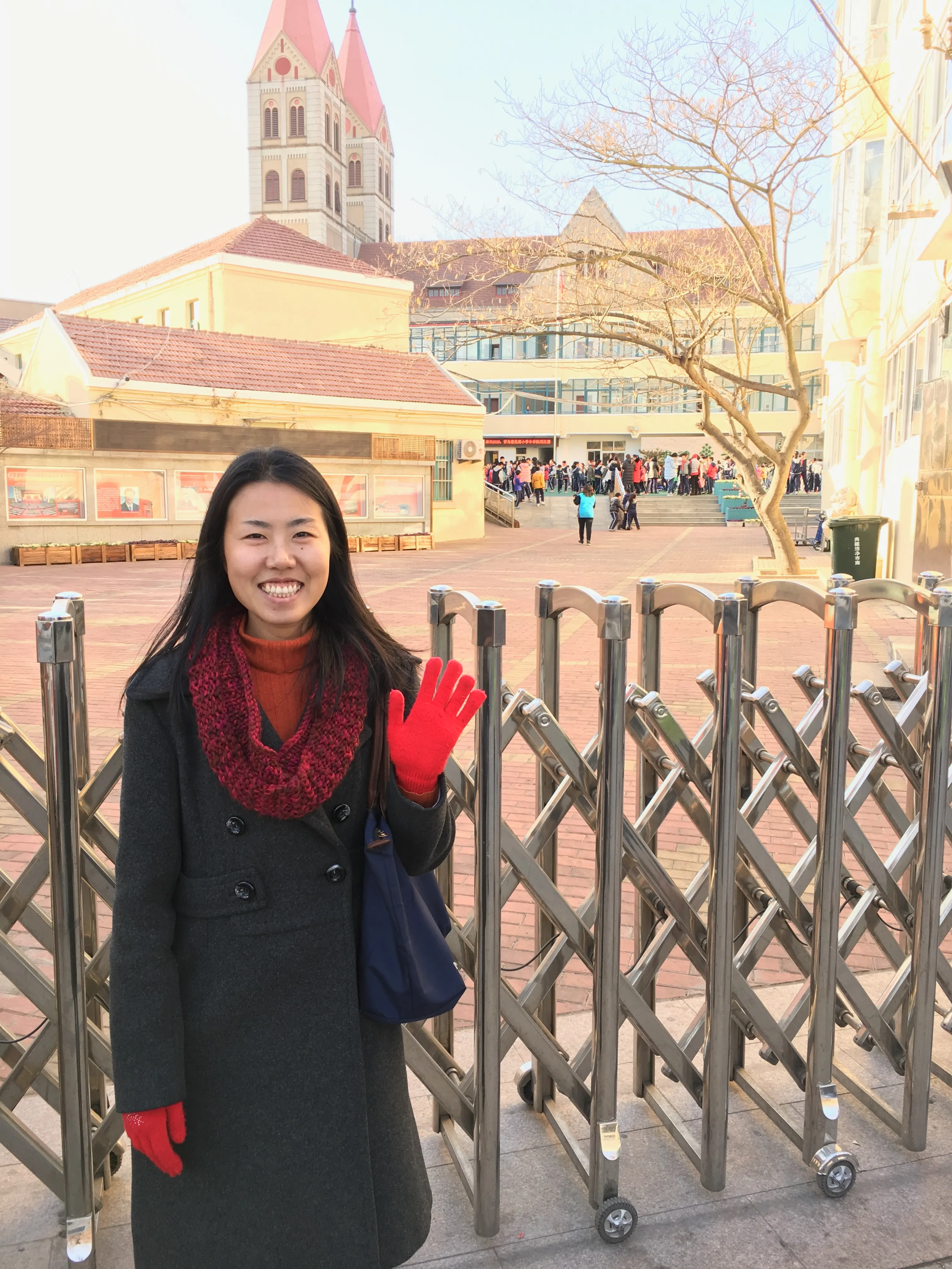 Lijie at the gate of Dexian Road Elementary School, Qingdao