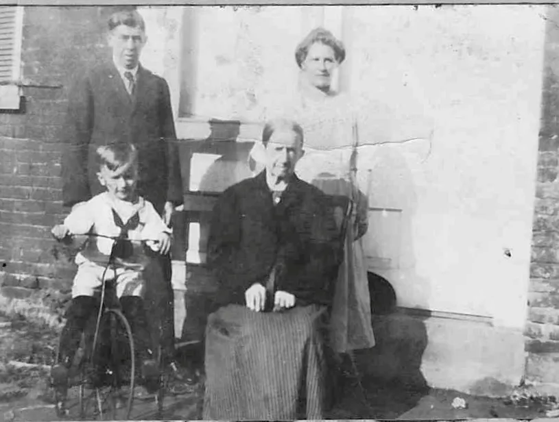 Edward Frederick Wildermuth's family with the matriarch Catharina Boeshar — outdoors, c. early 1920s