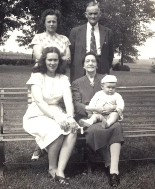 Hill–Davis–Murdock family portrait — 1947 (the 'five generation' picture)