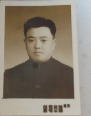 李仲初正装肖像,2026年由李恂指认(早先误标为尚耀香)。
