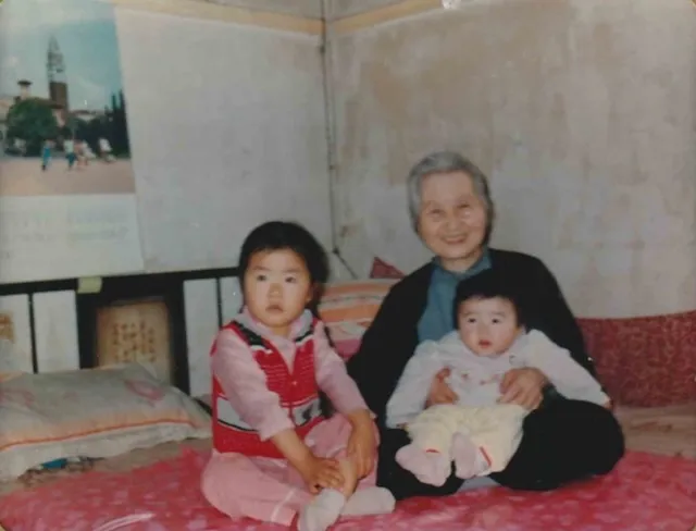 约1988年，尚耀香怀抱婴儿丁丽珺（珺珺），左侧坐着幼时的Lijie，青岛。